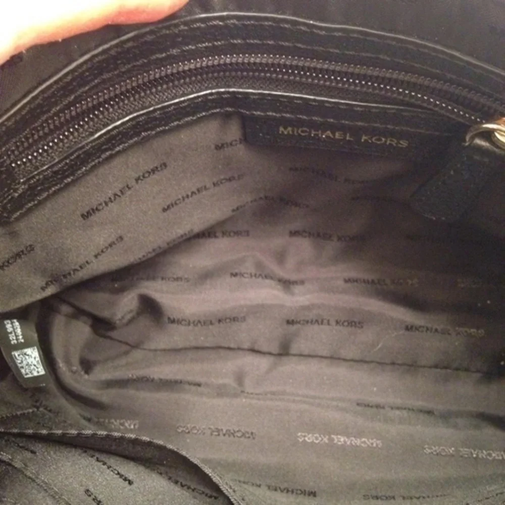 MICHAEL KORS black pebbled leather crossbody